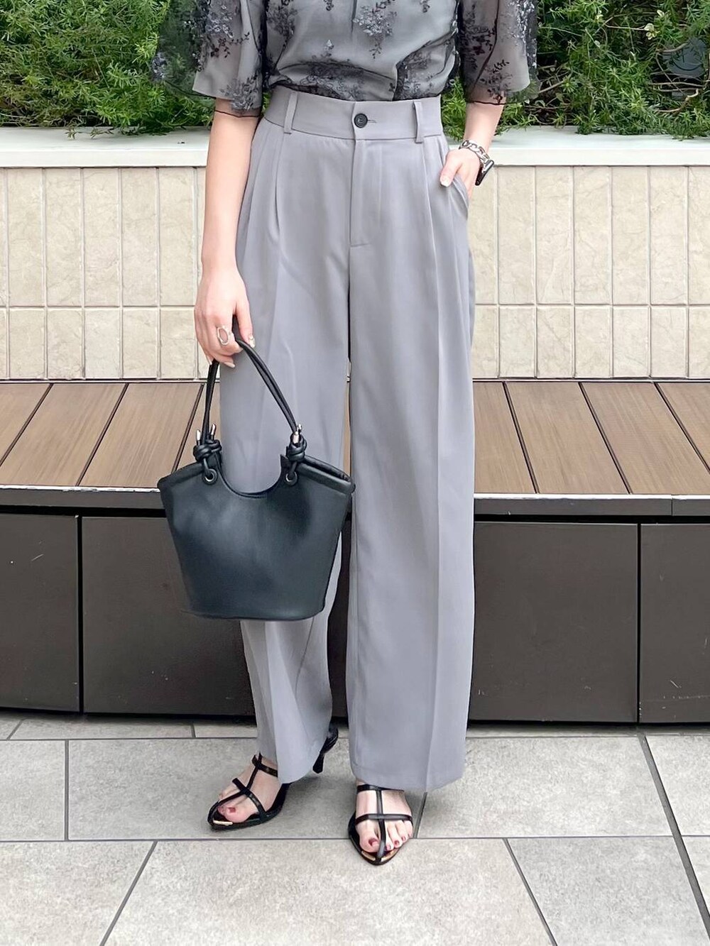 ブラック系のシャツ/ブラウス、ブラック系のサンダル、ブラック系のハンドバッグを着用したレディースの春コーディネートの5枚目の写真