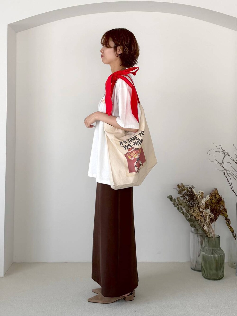 ベージュ系のサンダル、ホワイト系のトートバッグ、ホワイト系のTシャツ/カットソーを着用したレディースの夏コーディネートの2枚目の写真