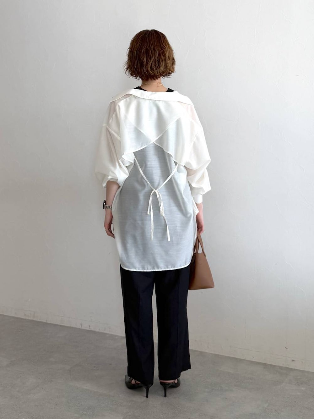 ホワイト系のシャツ/ブラウス、ブラック系のサンダル、ブラック系のタンクトップを着用したレディースの春コーディネートの3枚目の写真