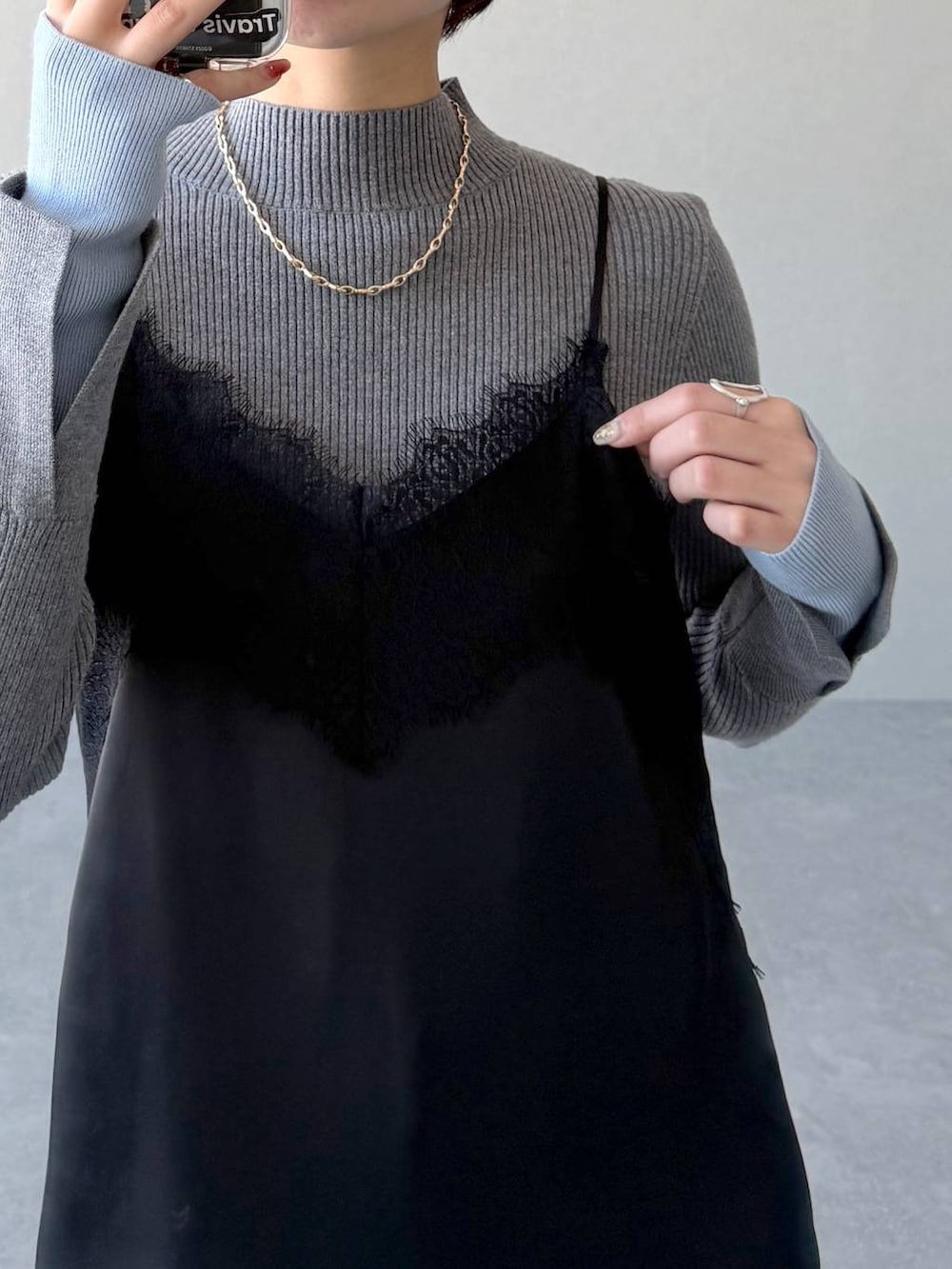 ブラック系のローファー、ブラック系のショルダーバッグ、グレー系のニット/セーターを着用したレディースの冬コーディネートの6枚目の写真