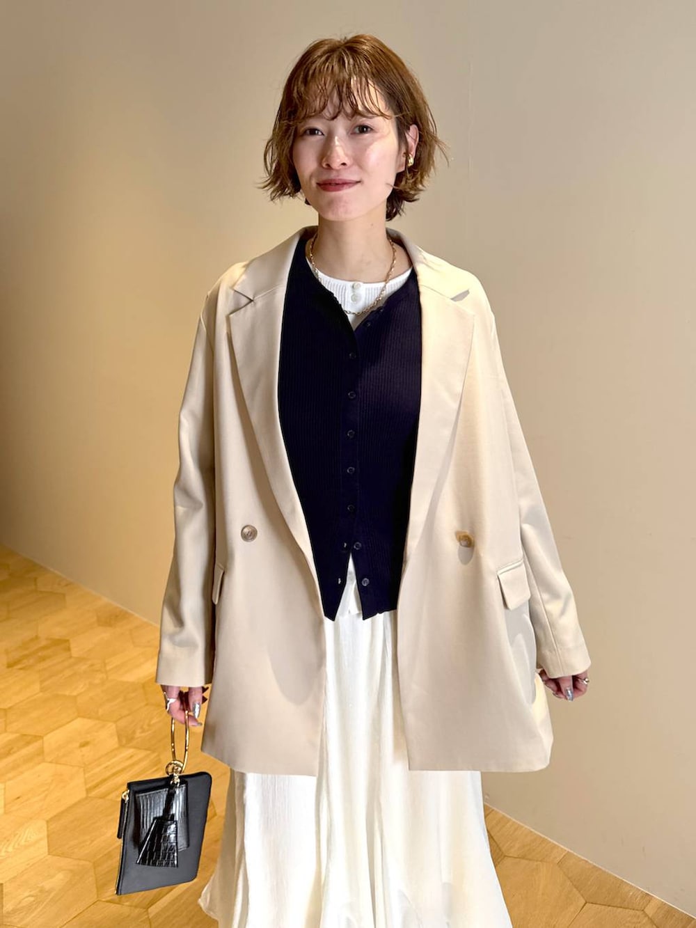 ブラック系のサンダル、ブラック系のショルダーバッグ、ブルー系のニット/セーターを着用したレディースの冬コーディネートの5枚目の写真