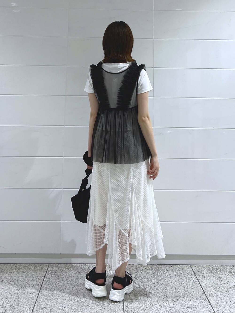 ブラック系のサンダル、ホワイト系のTシャツ/カットソー、ブラック系のショルダーバッグを着用したレディースの夏コーディネートの4枚目の写真