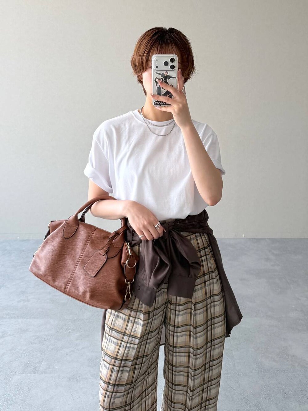 ベージュ系のその他パンツ、ブラウン系のボストンバッグ、ブラウン系のシャツ/ブラウスを着用したレディースの夏コーディネートの7枚目の写真