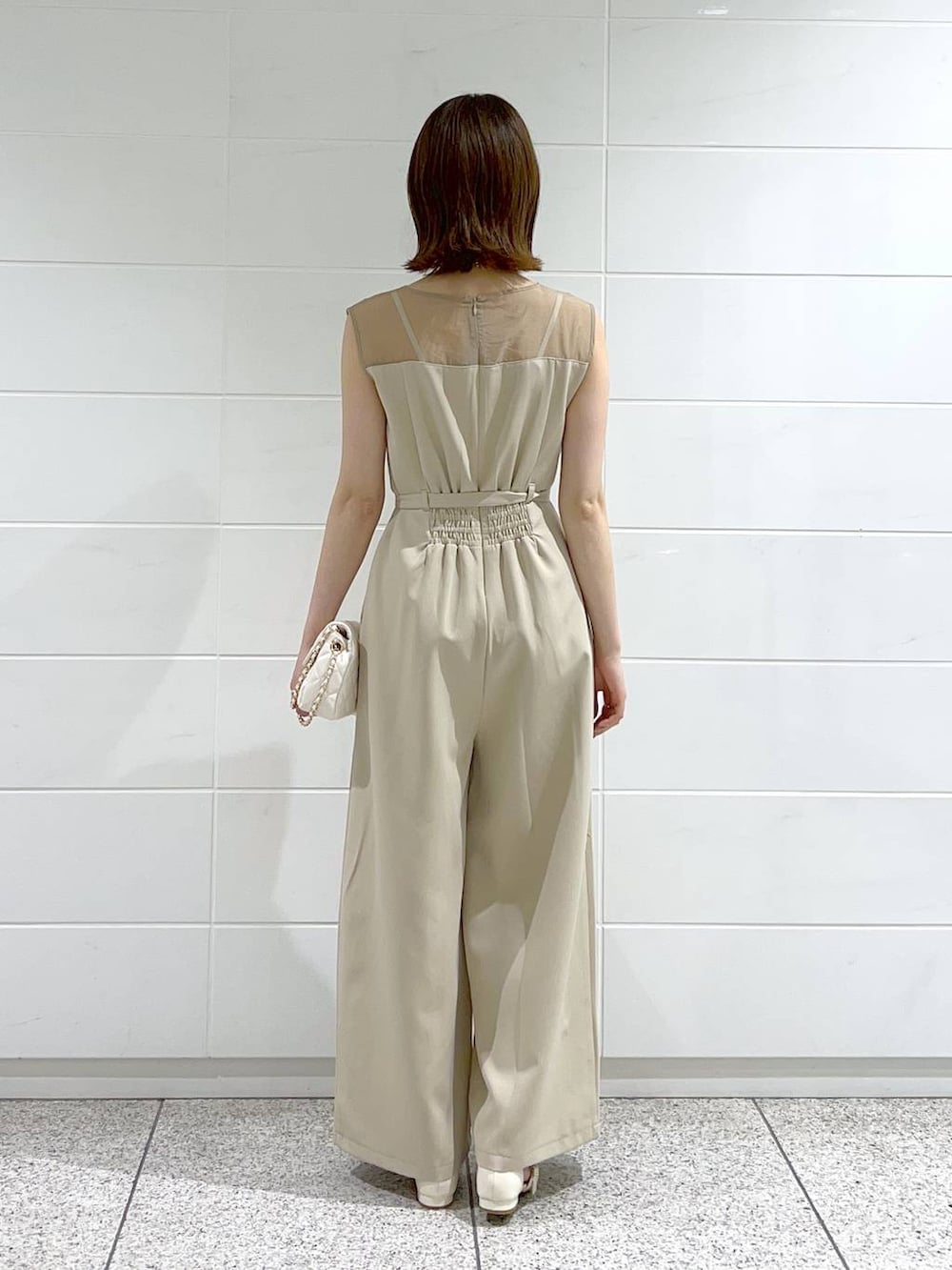ベージュ系のつなぎ/オールインワン、ホワイト系のショルダーバッグ、ホワイト系のパンプスを着用したレディースの夏コーディネートの4枚目の写真