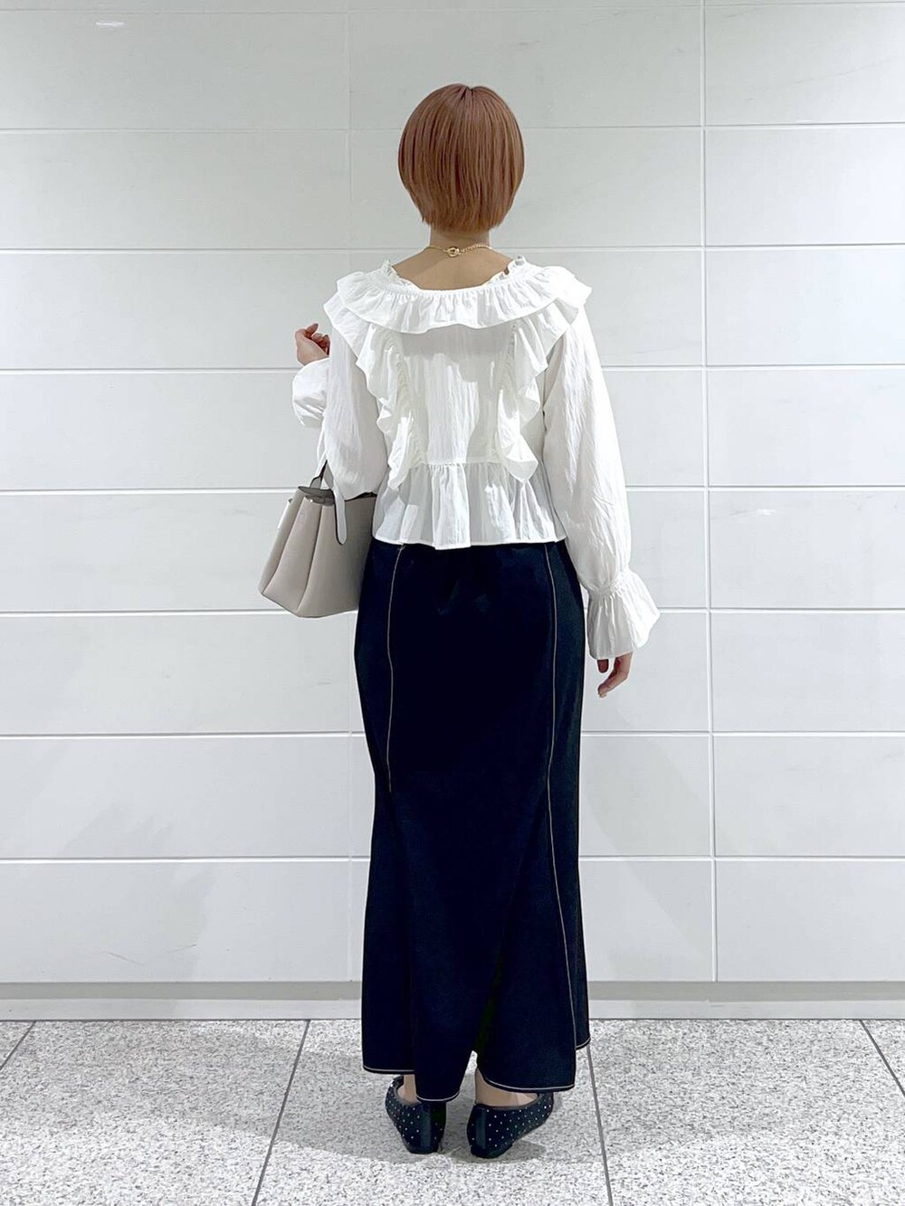 ベージュ系のショルダーバッグ、ホワイト系のシャツ/ブラウス、ブラック系のバレエシューズを着用したレディースの春コーディネートの3枚目の写真