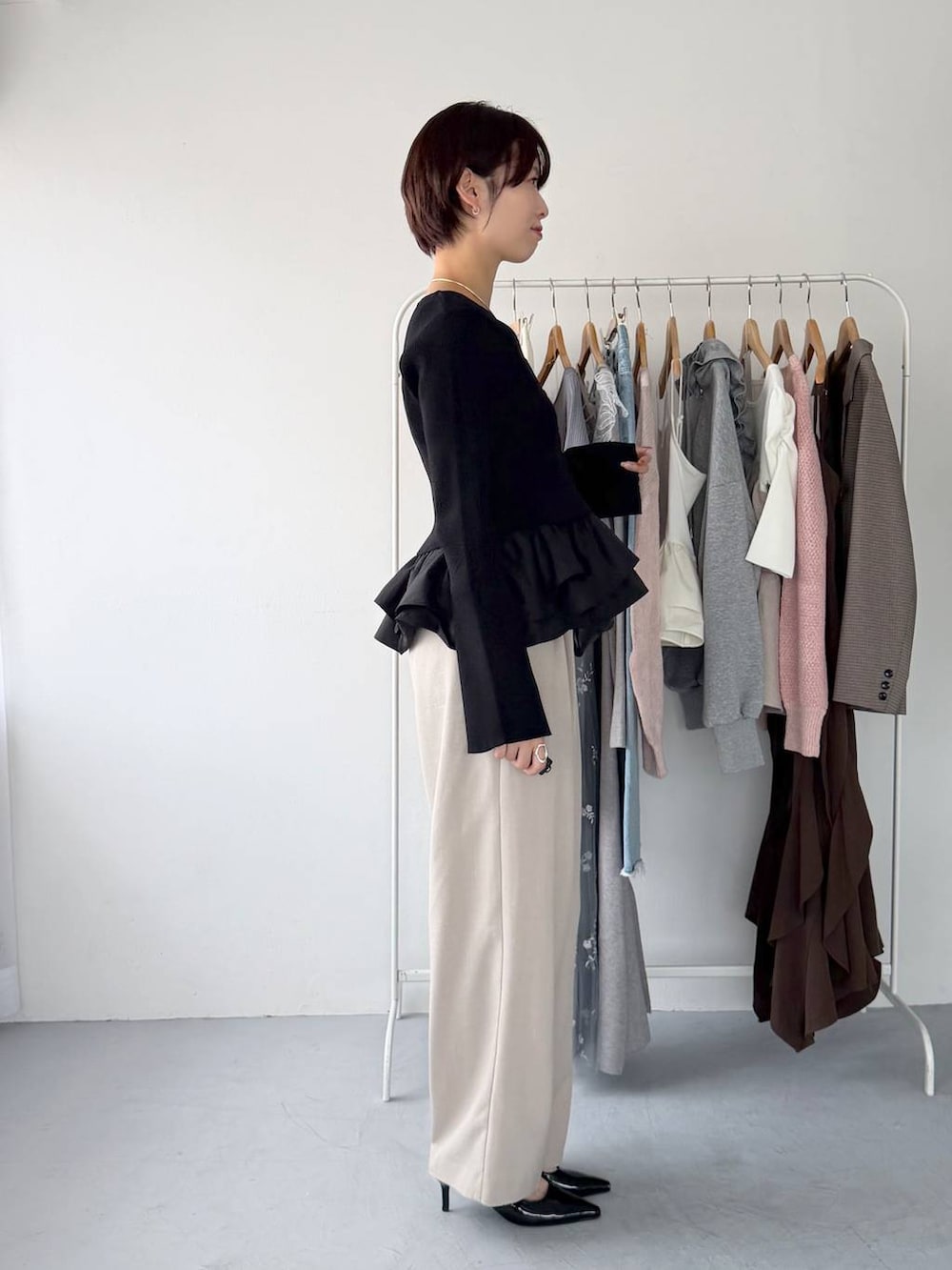 ベージュ系のその他パンツ、ブラック系のワンピース、ブラック系のキャミソールを着用したレディースの夏コーディネートの3枚目の写真