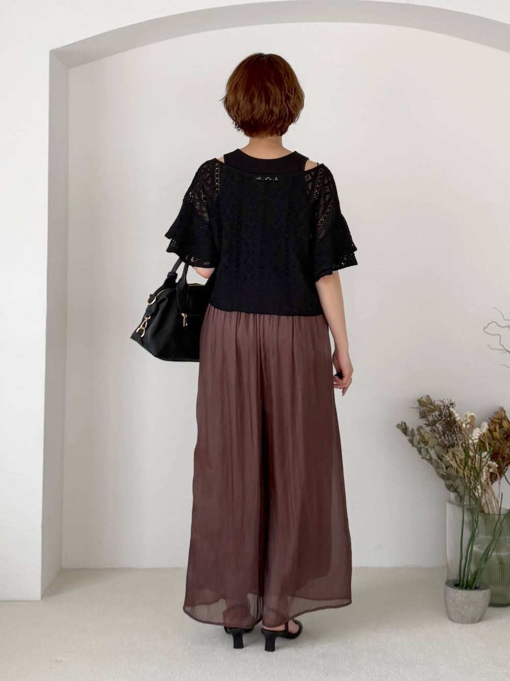 ブラウン系のその他パンツ、ブラック系のボストンバッグ、ブラック系のTシャツ/カットソーを着用したレディースの夏コーディネートの3枚目の写真