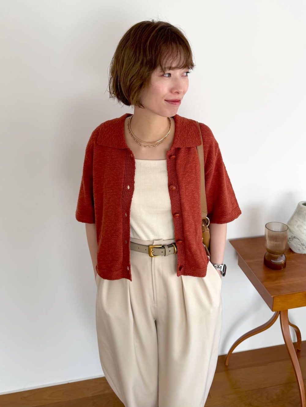 ホワイト系のその他パンツ、ブラウン系のサンダル、イエロー系のショルダーバッグを着用したレディースの春コーディネートの4枚目の写真