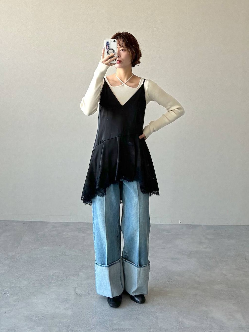 ブラック系のローファー、グレー系のショルダーバッグ、ホワイト系のニット/セーターを着用したレディースの春コーディネートの5枚目の写真