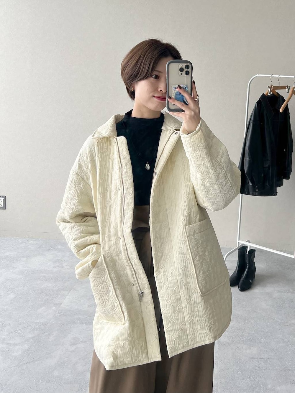 ホワイト系のブルゾン、ブラック系のバレエシューズ、ベージュ系のその他パンツを着用したレディースの秋コーディネートの7枚目の写真