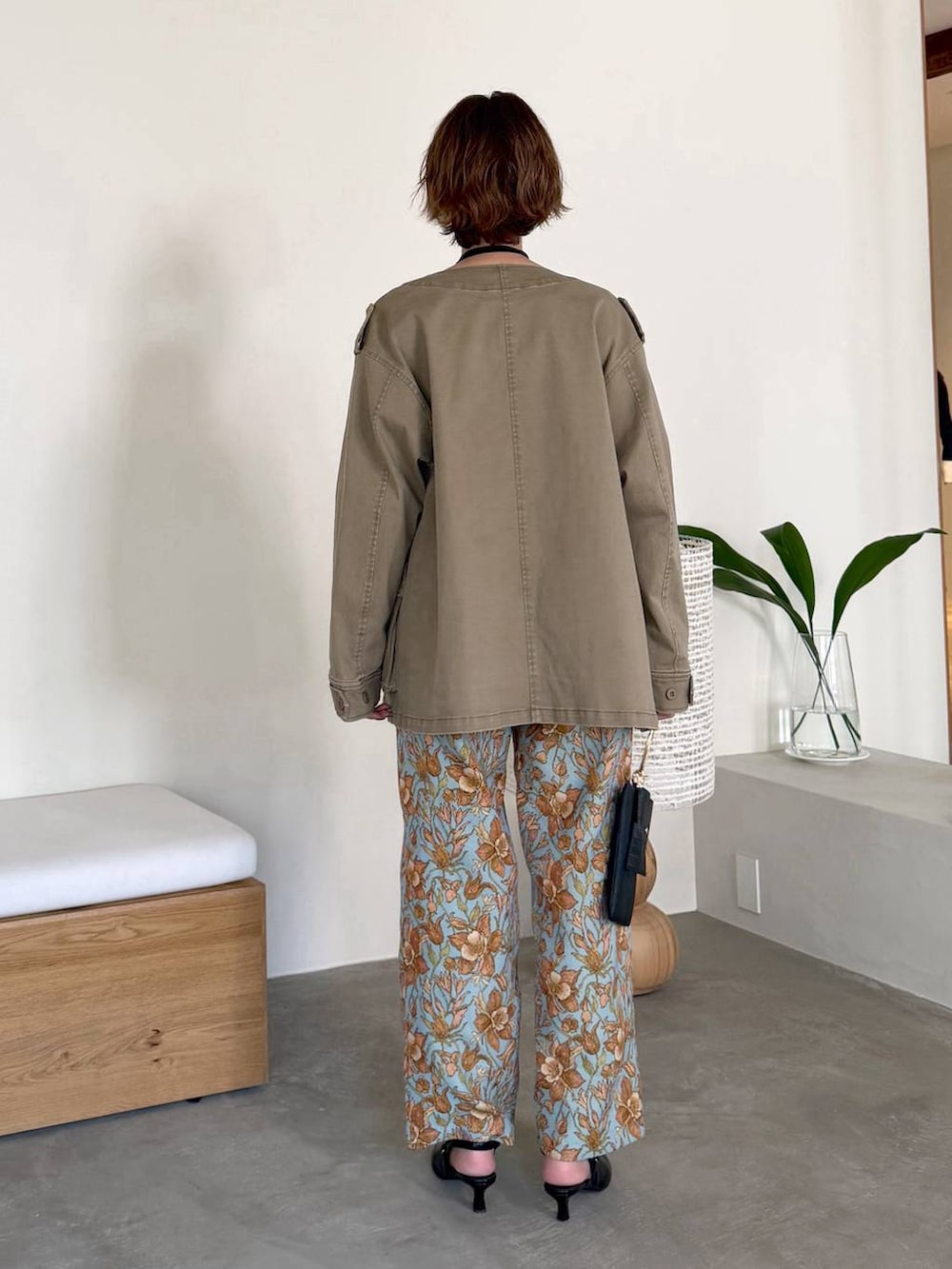 ブラック系のサンダル、ブラック系のショルダーバッグ、ブルー系のその他パンツを着用したレディースの冬コーディネートの3枚目の写真