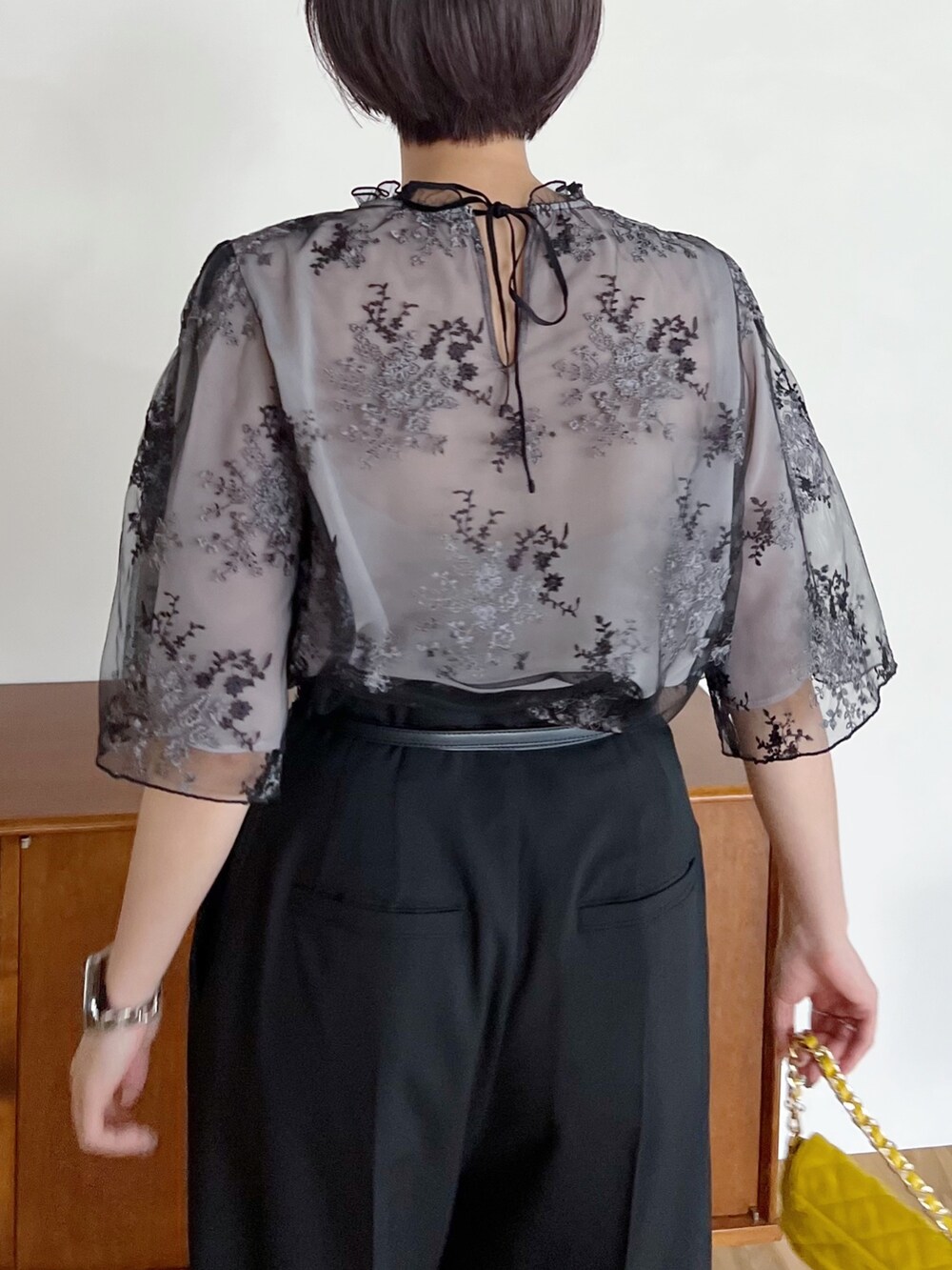 ブラック系のシャツ/ブラウス、ブラック系のパンツ、ブラック系のサンダルを着用したレディースの夏コーディネートの3枚目の写真