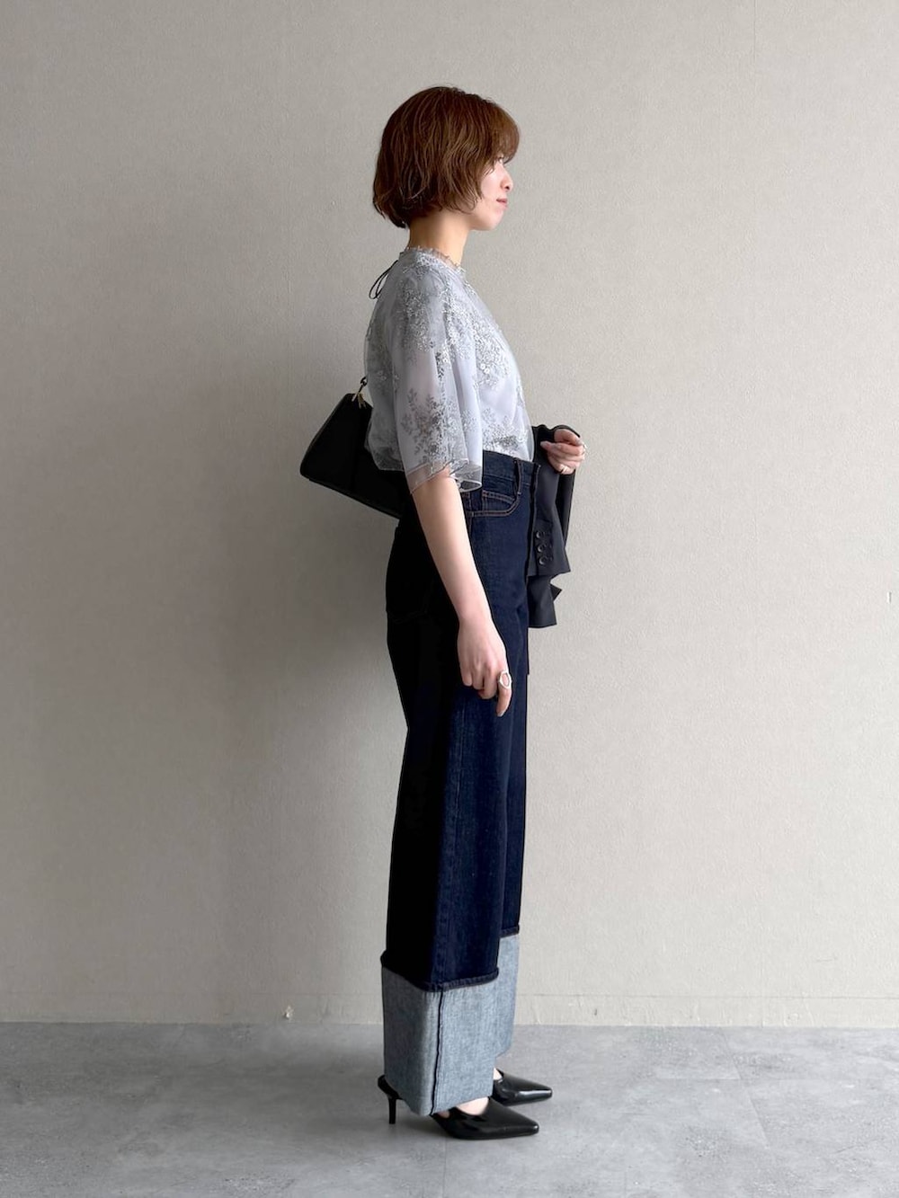 ブラック系のサンダル、ブルー系のシャツ/ブラウス、ブラック系のショルダーバッグを着用したレディースの春コーディネートの6枚目の写真