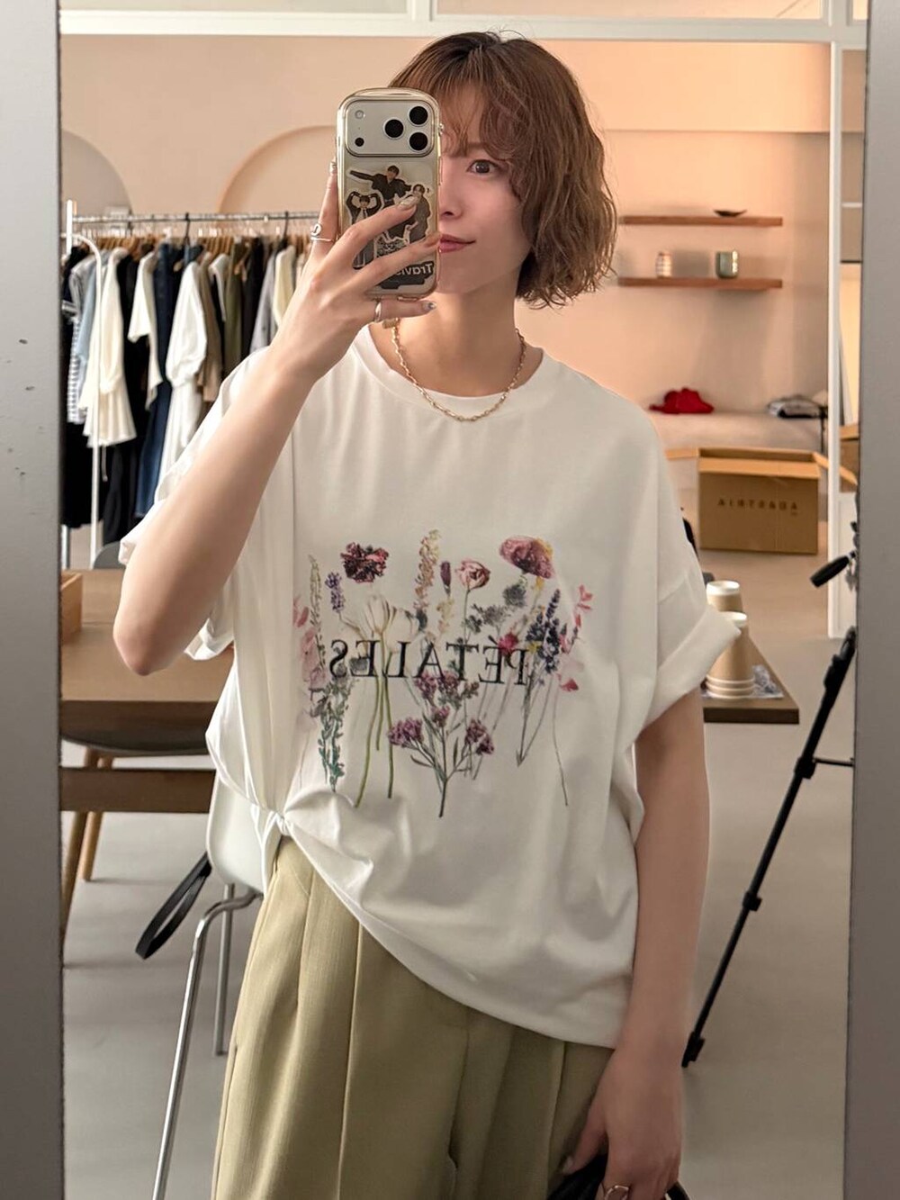 ブラック系のボストンバッグ、ブラック系のサンダル、ホワイト系のTシャツ/カットソーを着用したレディースの春コーディネートの5枚目の写真
