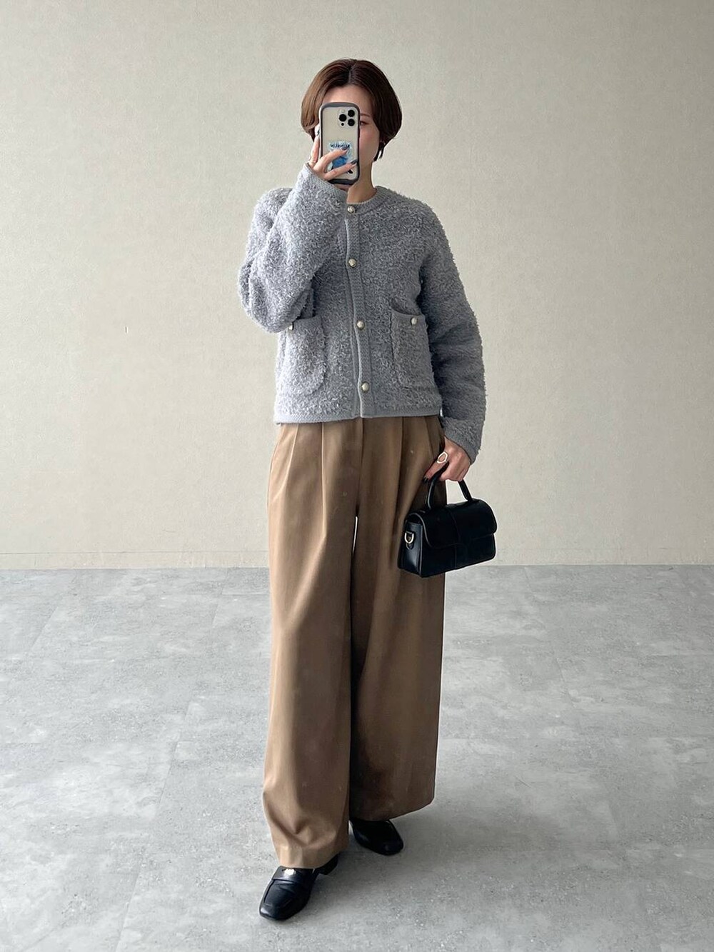 グレー系のカーディガン/ボレロ、ブラック系のローファー、ベージュ系のその他パンツを着用したレディースの秋コーディネートの5枚目の写真
