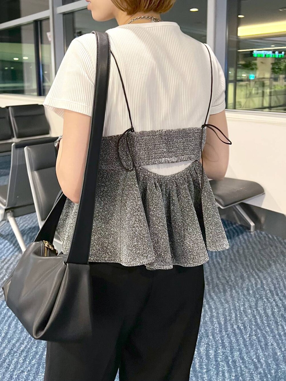 ブラック系のショルダーバッグ、グレー系のキャミソール、ブラック系のスラックスを着用したレディースの秋コーディネートの5枚目の写真