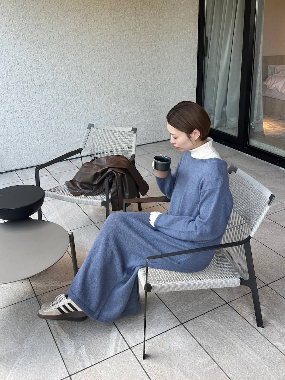 ブルー系のワンピースを着用したレディースの冬コーディネートの4枚目の写真