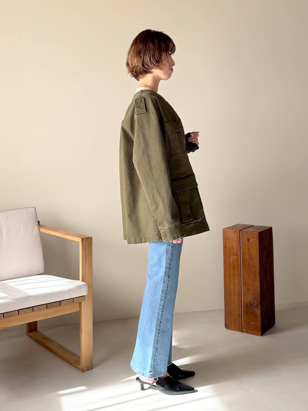 ブラック系のボストンバッグ、ブルー系のデニムパンツ、ブラック系のサンダルを着用したレディースの冬コーディネートの2枚目の写真