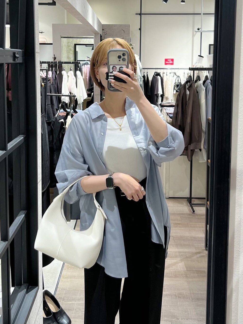 ブラック系のサンダル、ホワイト系のショルダーバッグ、ブラック系のスラックスを着用したレディースの夏コーディネートの4枚目の写真