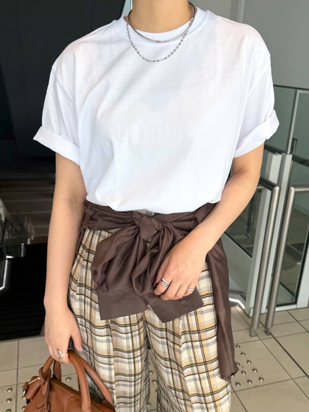 ベージュ系のその他パンツ、ブラウン系のボストンバッグ、ブラウン系のシャツ/ブラウスを着用したレディースの夏コーディネートの5枚目の写真