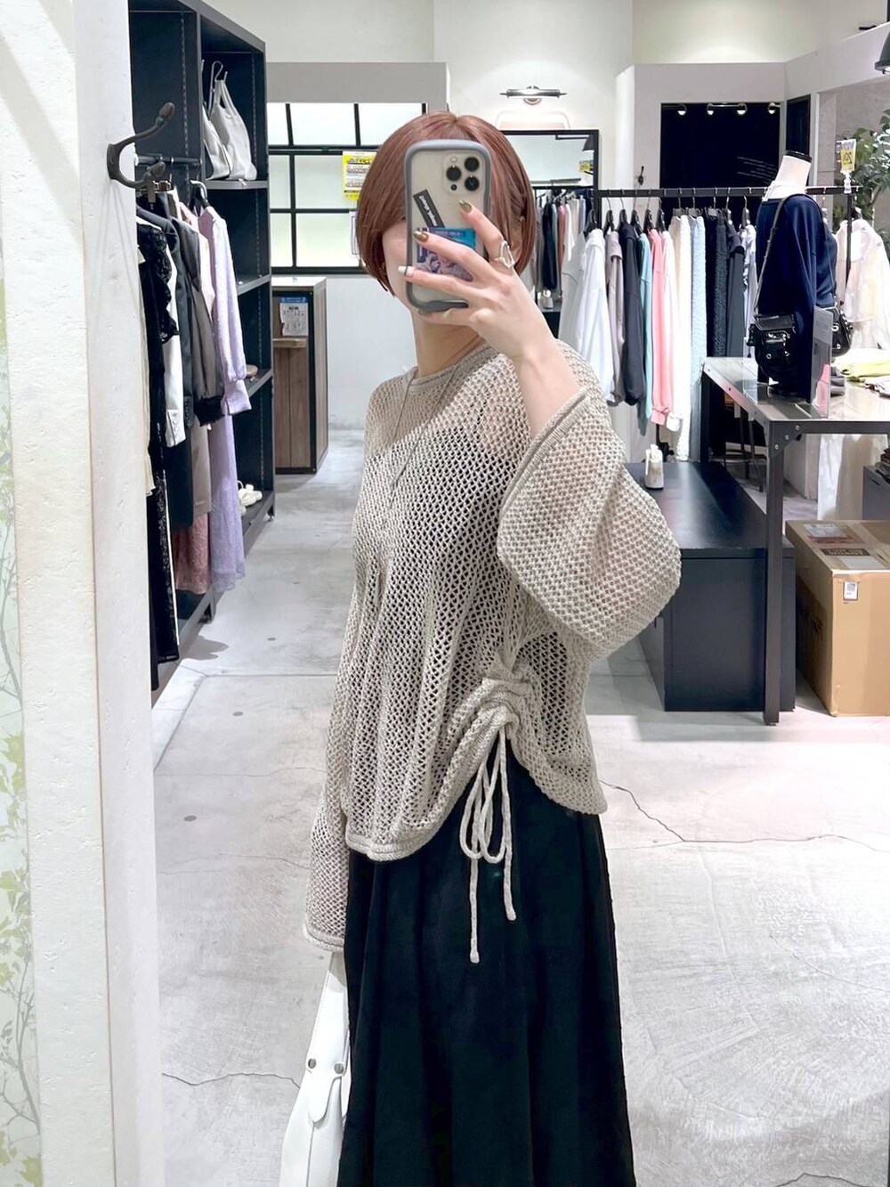 ブラック系のサンダル、ベージュ系のニット/セーター、ブラック系のキャミソールを着用したレディースの春コーディネートの5枚目の写真