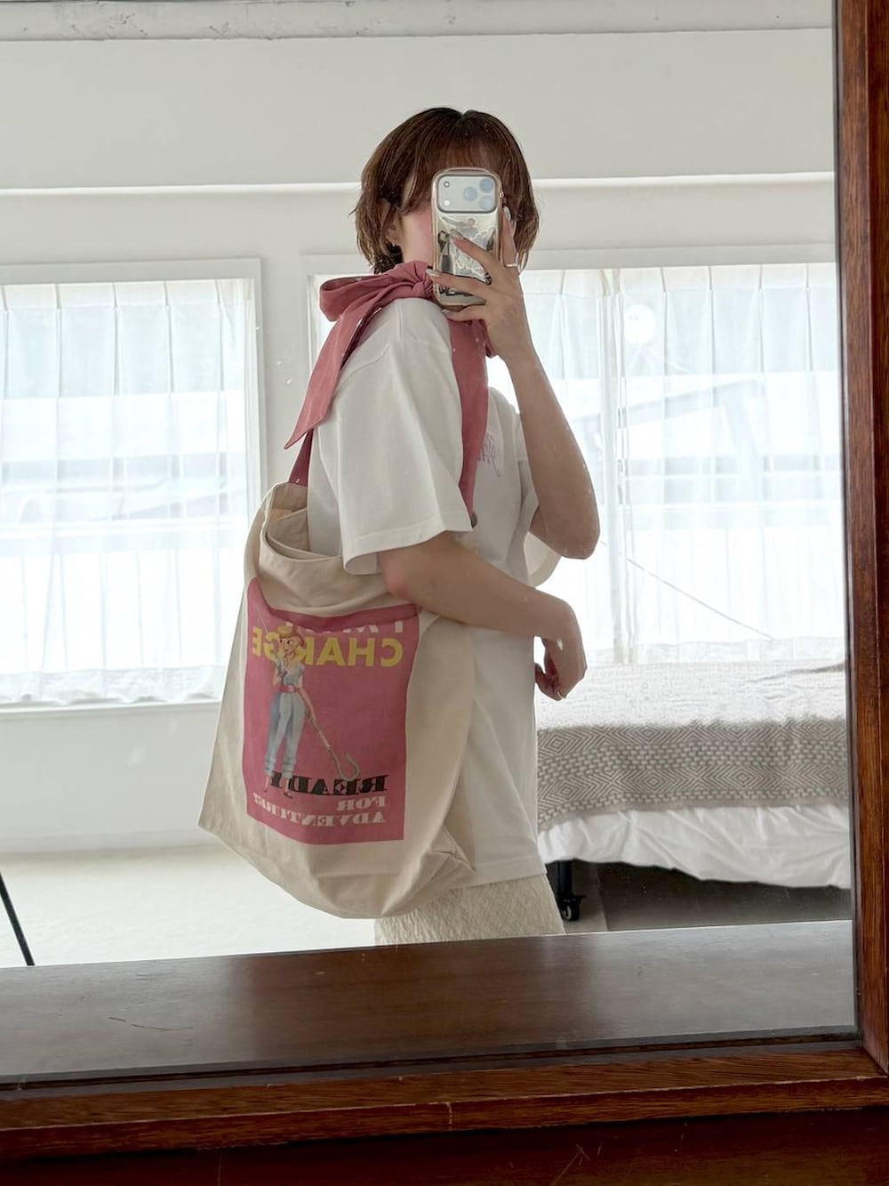 ホワイト系のその他パンツ、ホワイト系のトートバッグ、ホワイト系のTシャツ/カットソーを着用したレディースの夏コーディネートの6枚目の写真