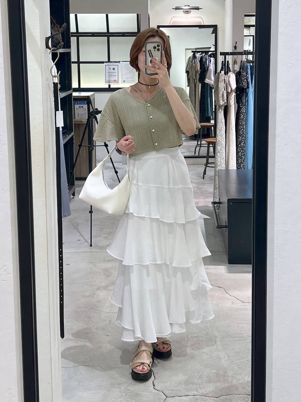 グリーン系のカーディガン/ボレロ、ベージュ系のサンダル、ホワイト系のショルダーバッグを着用したレディースの夏コーディネートの4枚目の写真