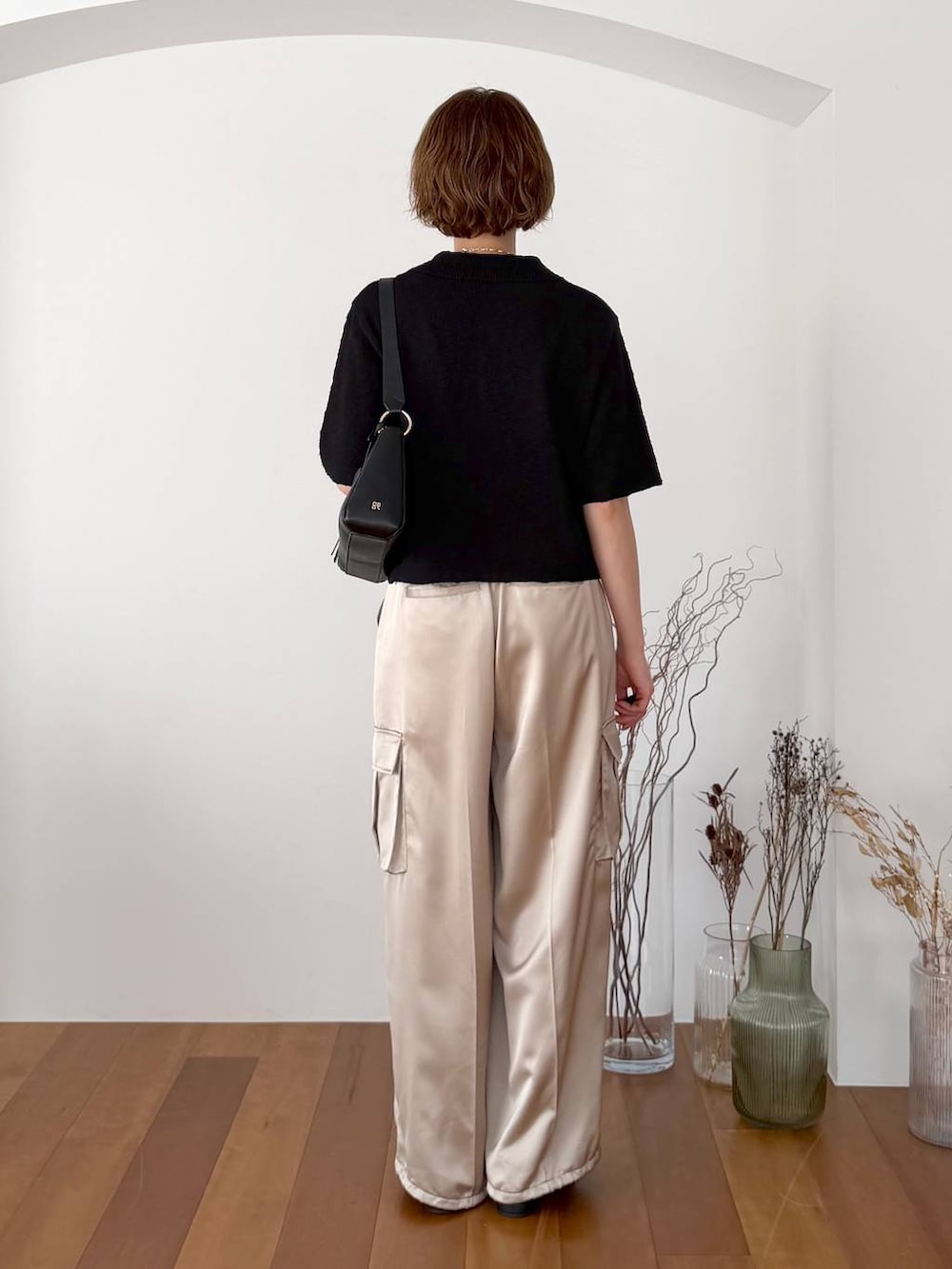 ブラック系のパンプス、ブラック系のショルダーバッグ、ベージュ系のその他パンツを着用したレディースの春コーディネートの3枚目の写真