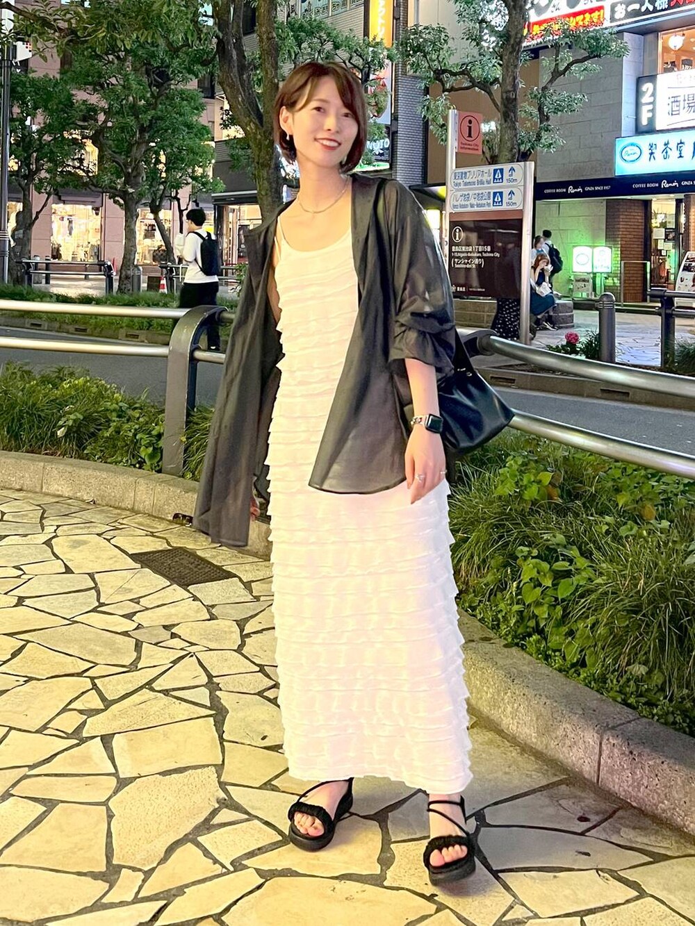 ホワイト系のワンピース、グレー系のシャツ/ブラウス、ホワイト系のキャミソールを着用したレディースの夏コーディネートの2枚目の写真