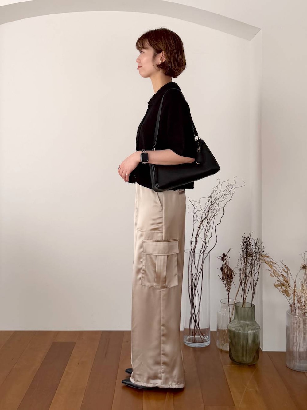 ブラック系のパンプス、ブラック系のショルダーバッグ、ベージュ系のその他パンツを着用したレディースの春コーディネートの2枚目の写真