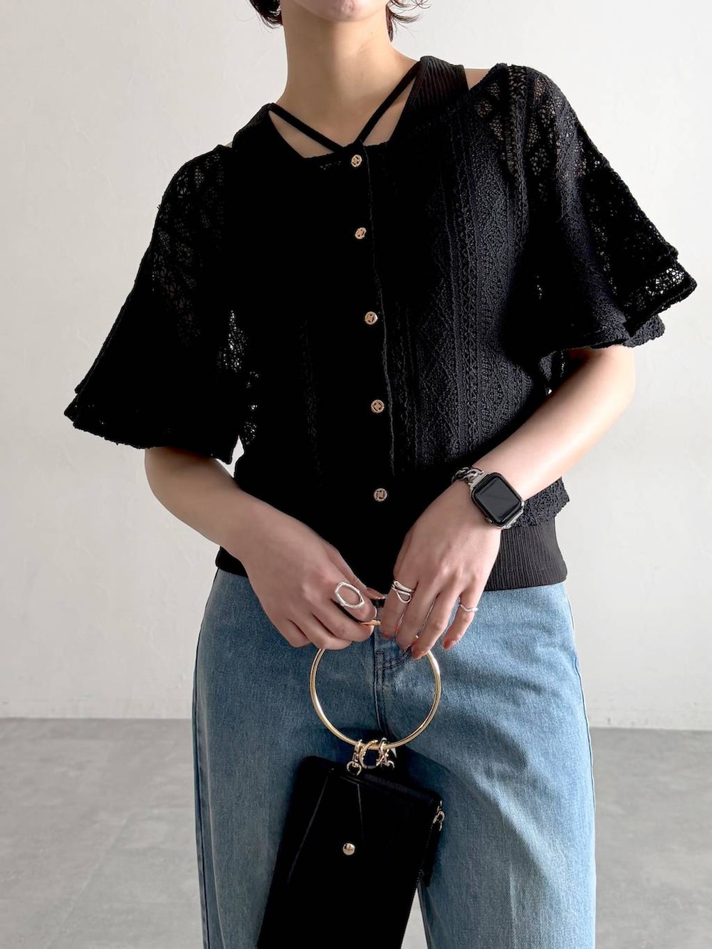 ブルー系のパンプス、ブラック系のショルダーバッグ、ブラック系のカーディガン/ボレロを着用したレディースの冬コーディネートの4枚目の写真