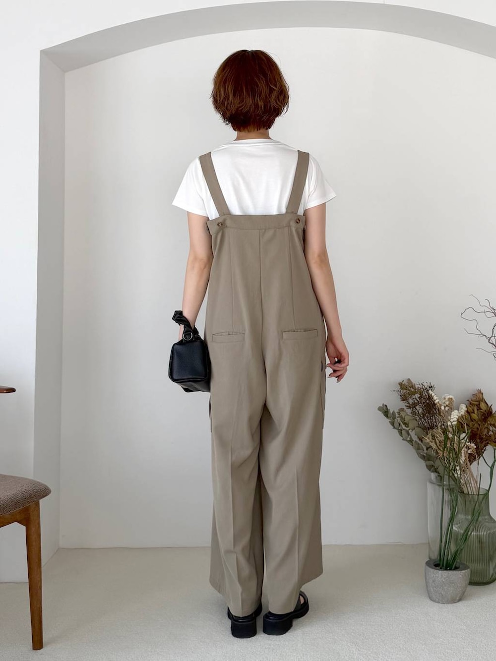 ホワイト系のTシャツ/カットソー、ブラック系のサンダル、ブラック系のショルダーバッグを着用したレディースの夏コーディネートの3枚目の写真