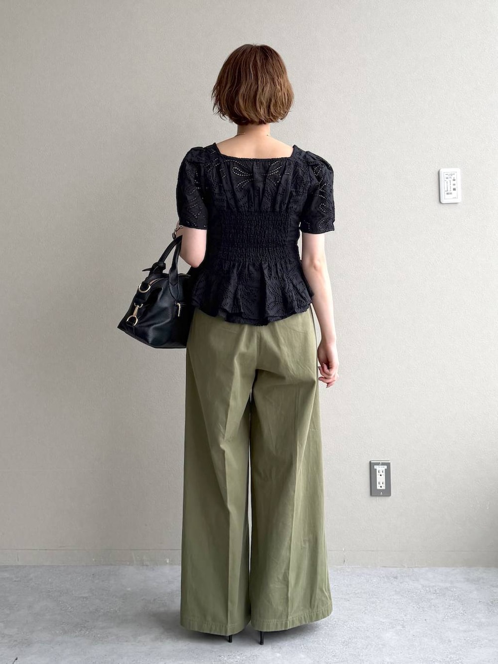 ブラック系のボストンバッグ、ブラック系のサンダル、ブラック系のシャツ/ブラウスを着用したレディースの春コーディネートの3枚目の写真