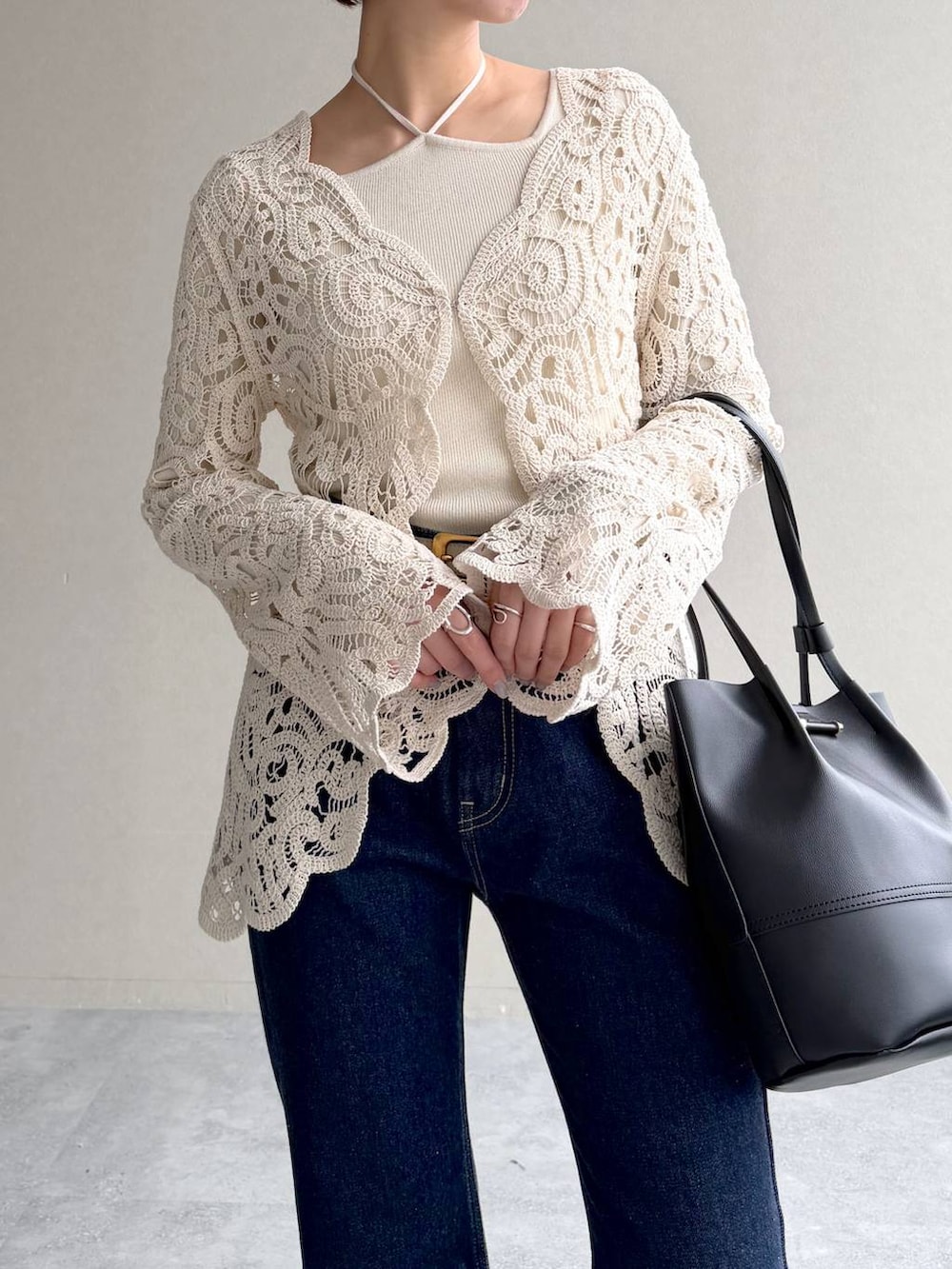 ブラック系のローファー、ブルー系のデニムパンツ、ブラウン系のブルゾンを着用したレディースの春コーディネートの7枚目の写真