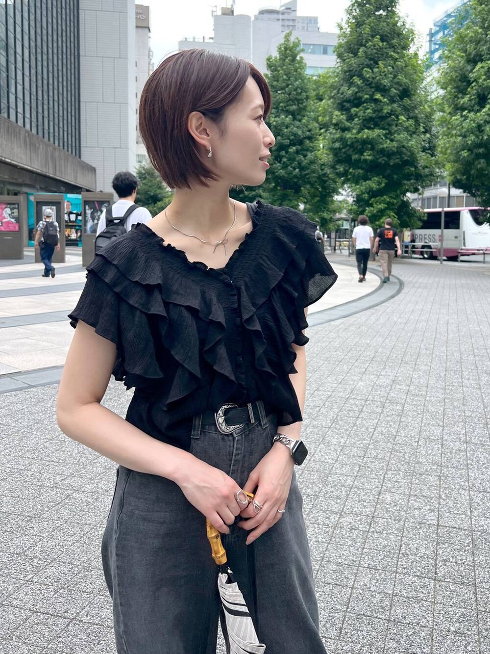 ブラック系のサンダル、ブラック系のシャツ/ブラウス、ブラック系のデニムパンツを着用したレディースの夏コーディネートの2枚目の写真