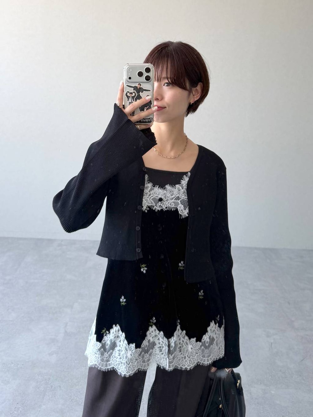ブラック系のサンダル、ブラウン系のその他パンツ、ブラック系のワンピースを着用したレディースの夏コーディネートの5枚目の写真