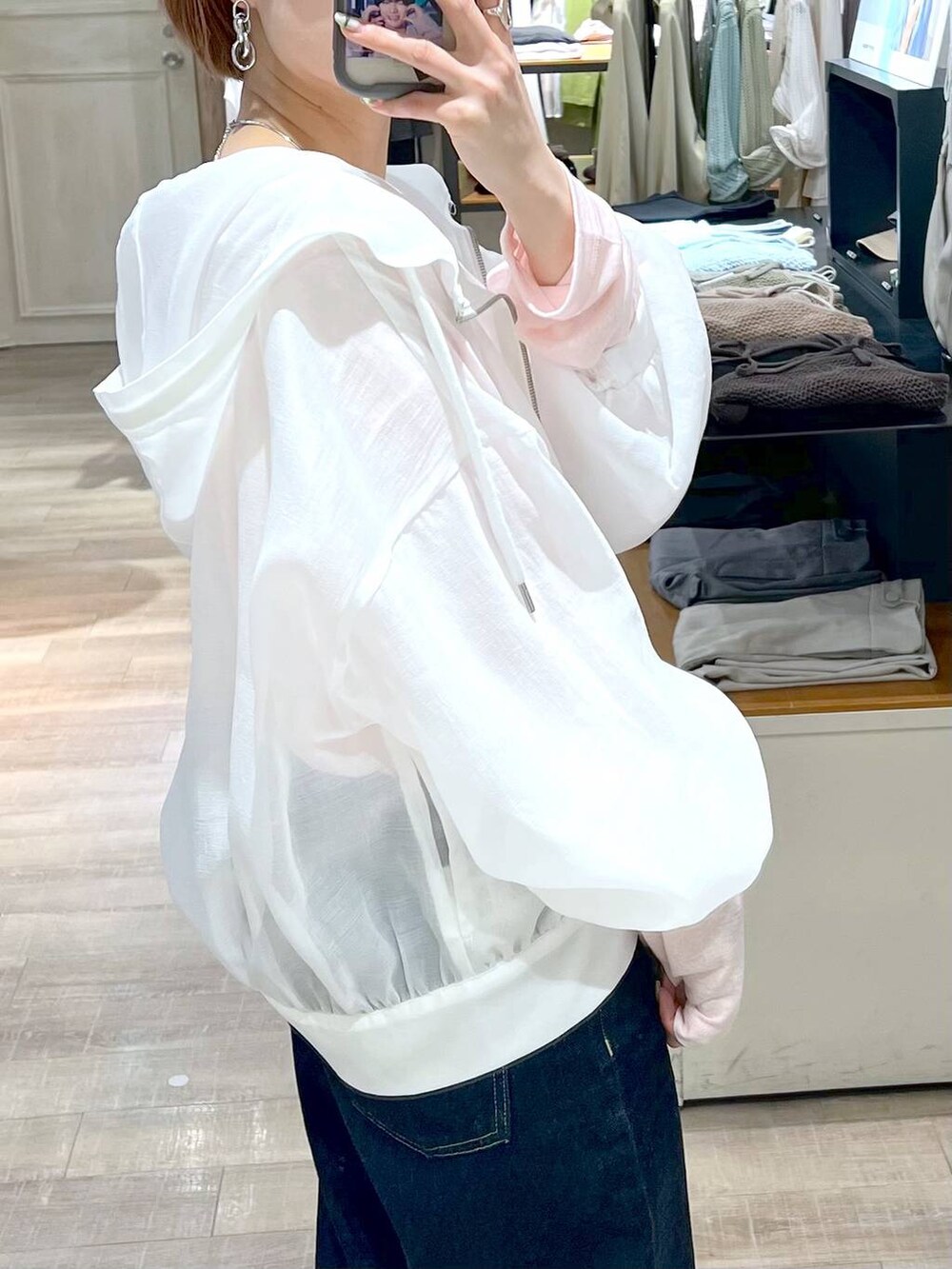 ブルー系のデニムパンツ、ホワイト系のブルゾン、ホワイト系のバレエシューズを着用したレディースの春コーディネートの5枚目の写真