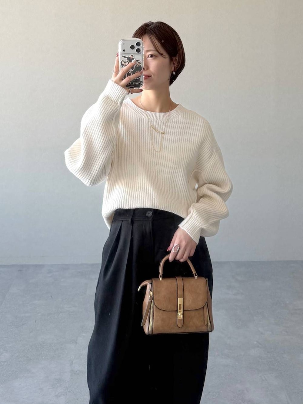 ブラック系のローファー、ブラウン系のショルダーバッグ、ホワイト系のニット/セーターを着用したレディースの冬コーディネートの4枚目の写真