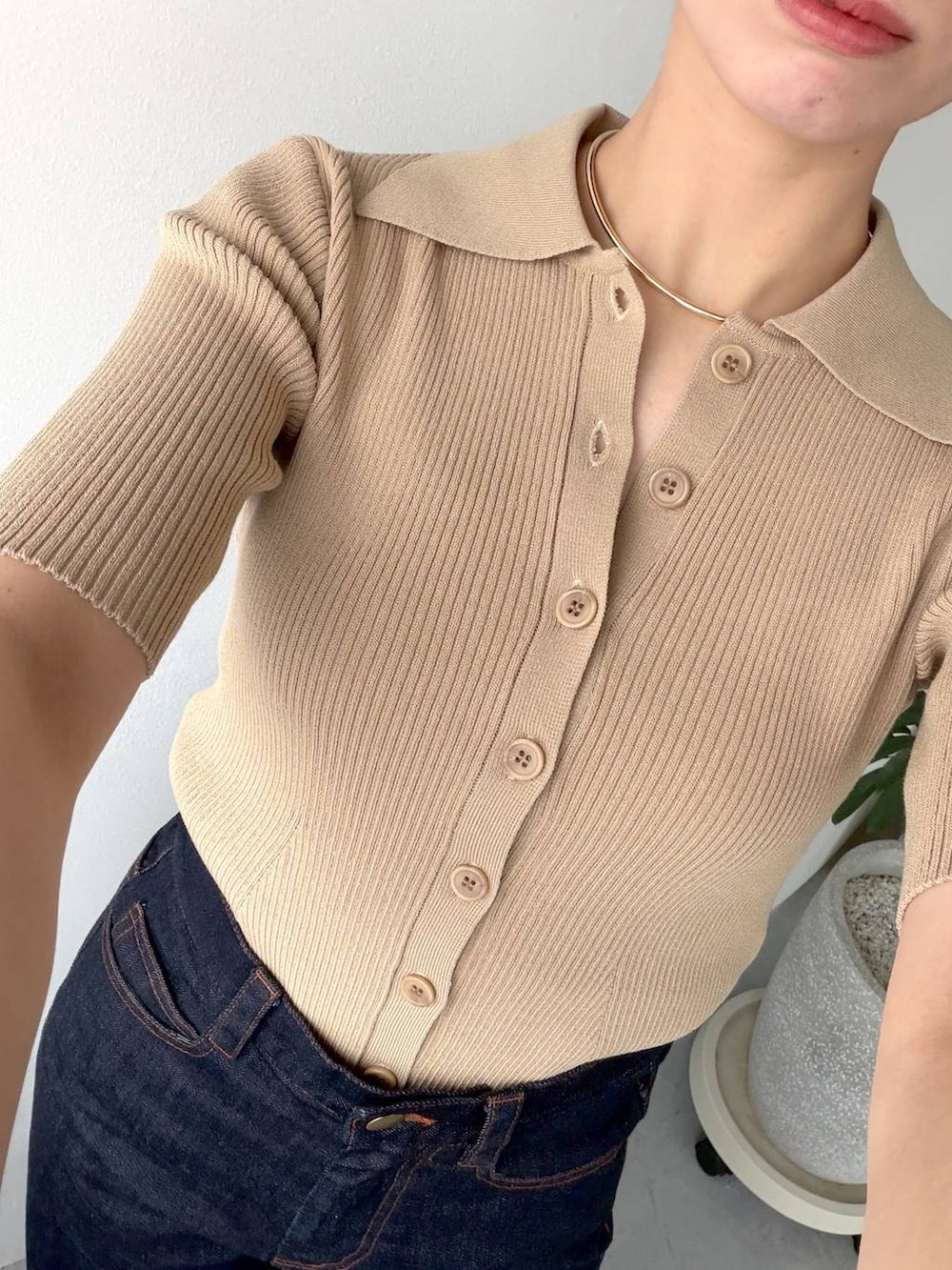 ブルー系のパンプス、ブラック系のショルダーバッグ、ブルー系のデニムパンツを着用したレディースの春コーディネートの6枚目の写真