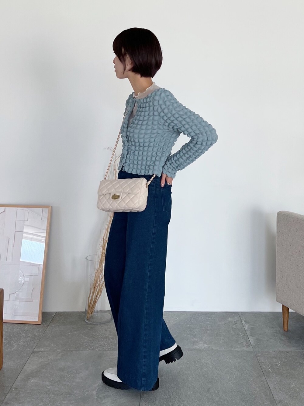 ブルー系のカーディガン/ボレロ、ホワイト系のトップス、ホワイト系のバッグを着用したレディースの夏コーディネートの2枚目の写真