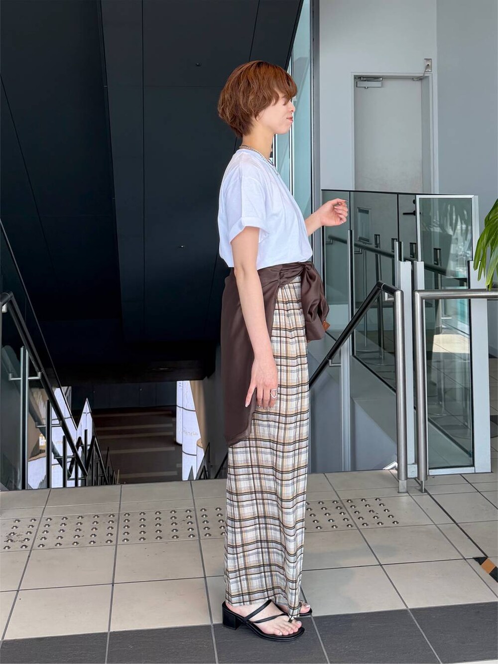 ベージュ系のその他パンツ、ブラウン系のボストンバッグ、ブラウン系のシャツ/ブラウスを着用したレディースの夏コーディネートの2枚目の写真