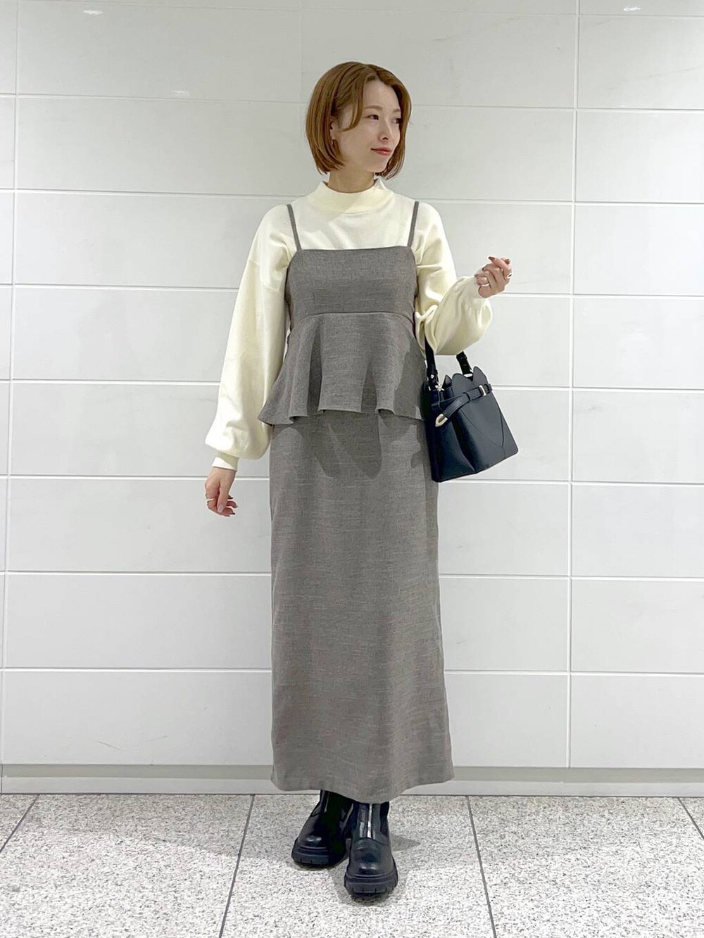 ブラック系のショルダーバッグ、ブラック系のブーツ、ブラウン系のワンピースを着用したレディースの秋コーディネートの4枚目の写真