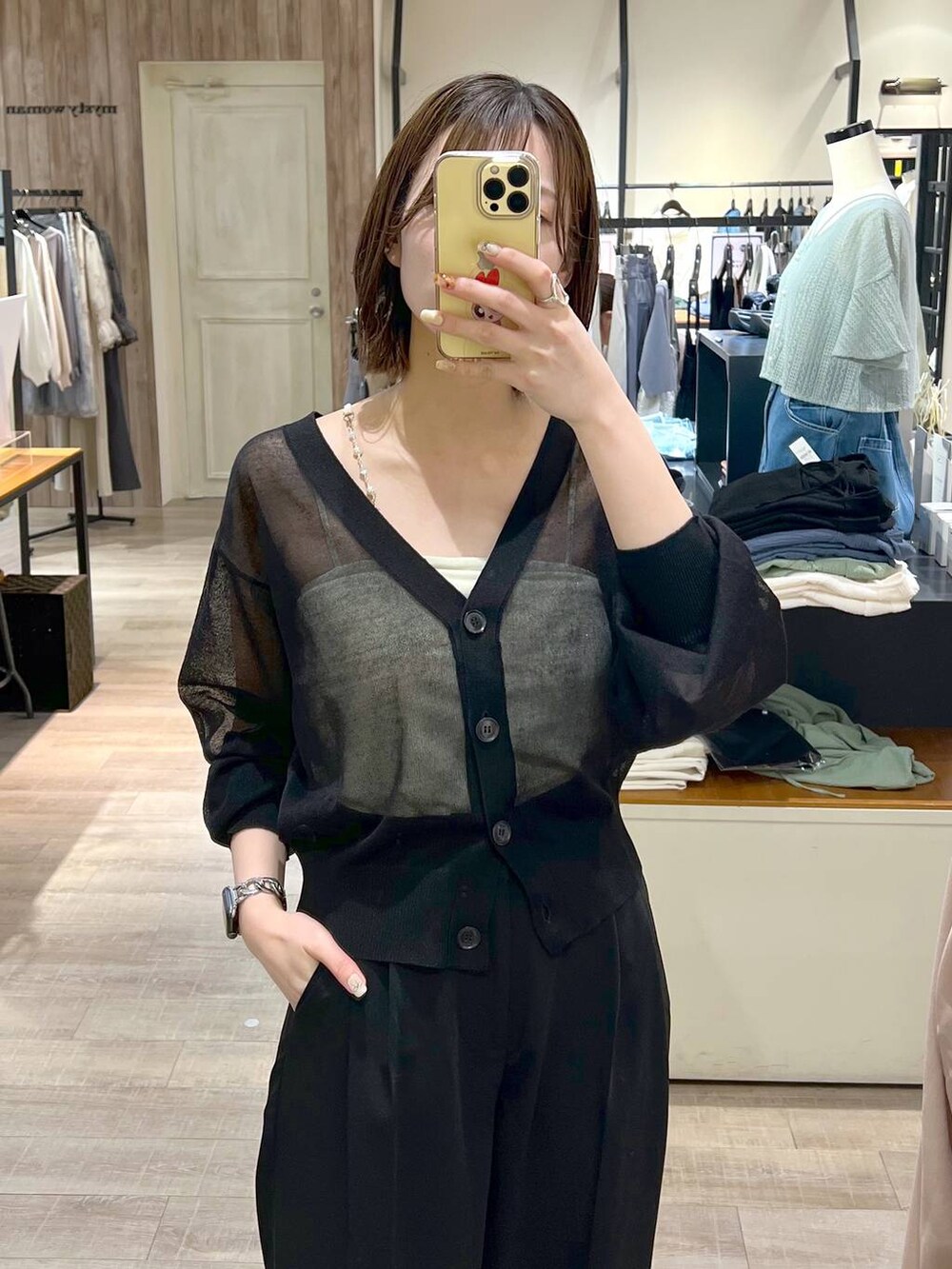 ホワイト系のキャミソール、ブラック系のサンダル、シルバー系のハンドバッグを着用したレディースの春コーディネートの4枚目の写真