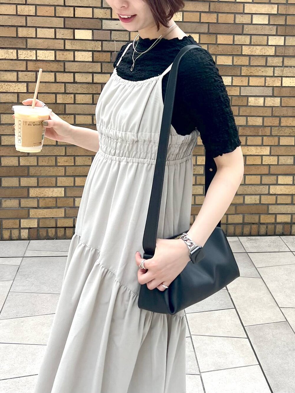 ブラック系のサンダル、ブラック系のTシャツ/カットソー、ブラック系のショルダーバッグを着用したレディースの夏コーディネートの4枚目の写真