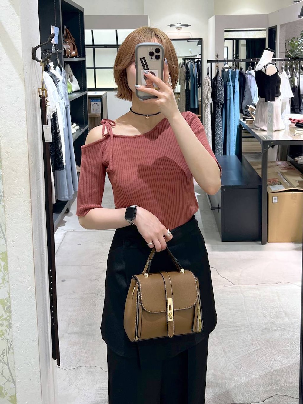 ベージュ系のサンダル、ブラック系のスラックス、ブラウン系のニット/セーターを着用したレディースの夏コーディネートの2枚目の写真