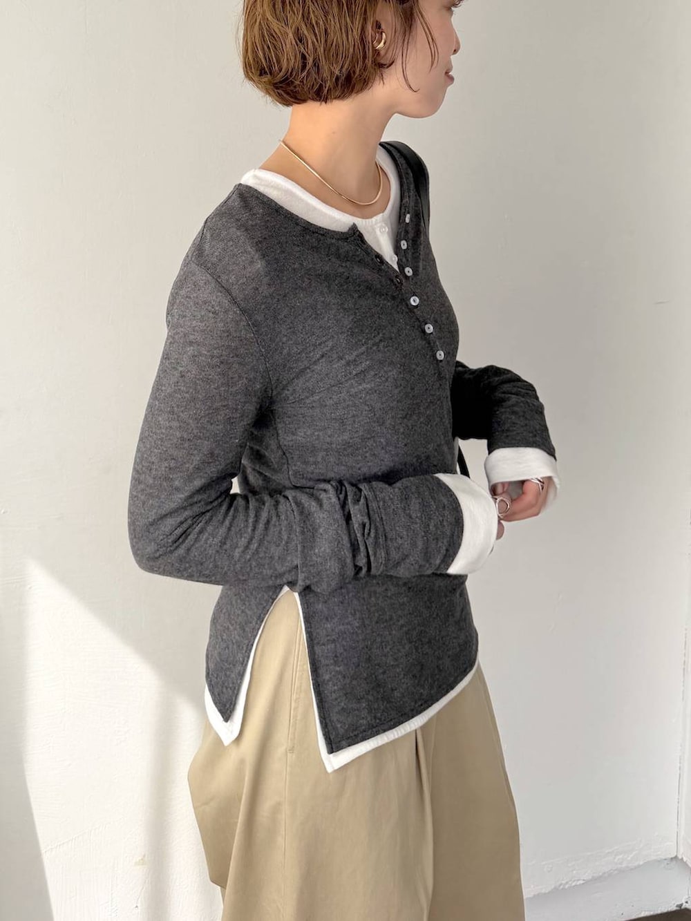 ブラック系のサンダル、ブラック系のショルダーバッグ、ベージュ系のチノパンツを着用したレディースの春コーディネートの4枚目の写真