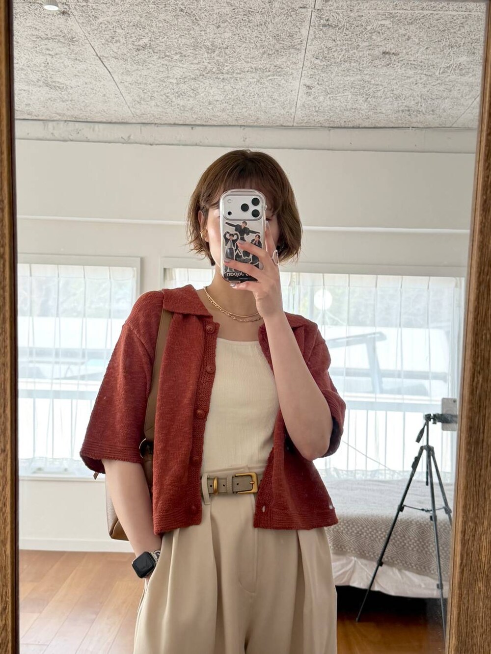 ホワイト系のその他パンツ、ブラウン系のサンダル、イエロー系のショルダーバッグを着用したレディースの春コーディネートの7枚目の写真