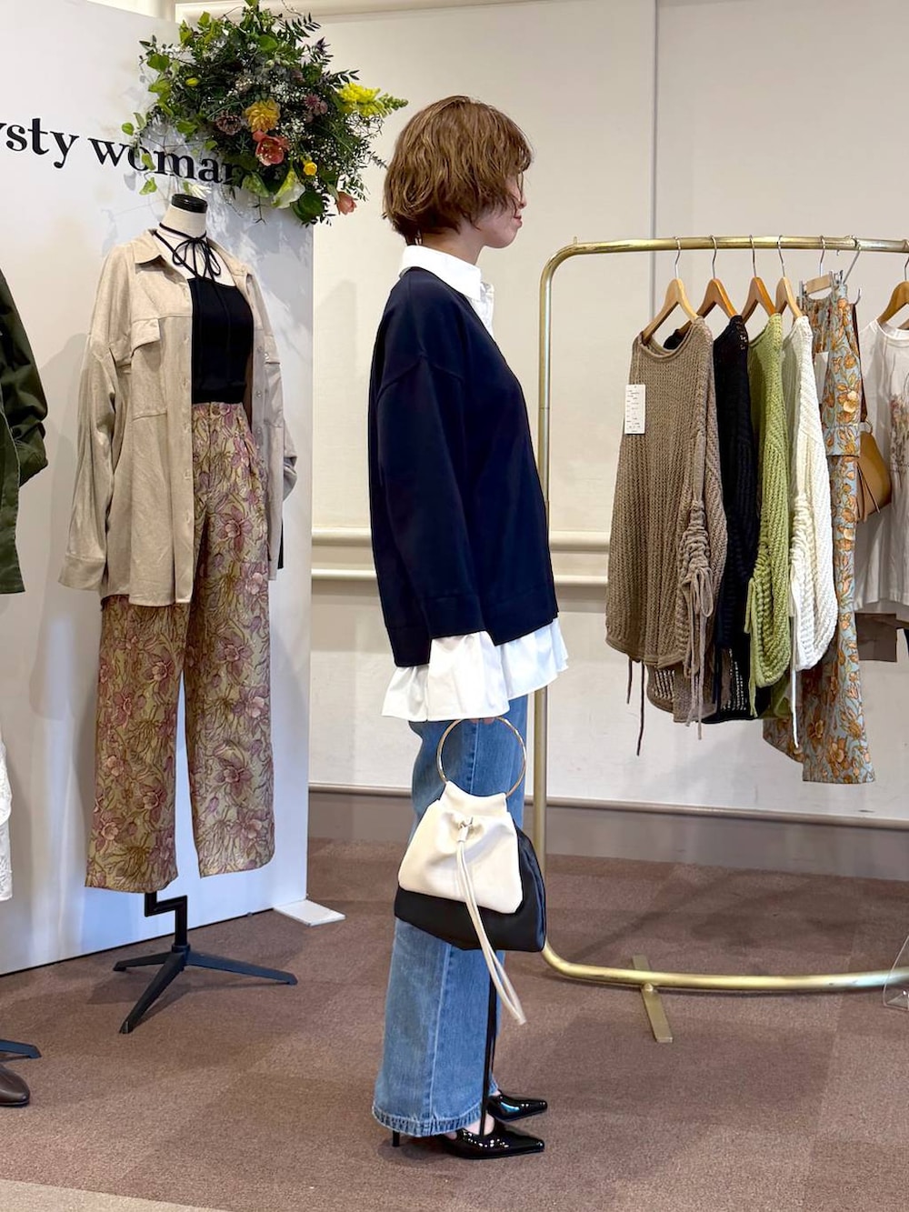 ブルー系のデニムパンツ、ブラック系のサンダル、ブルー系のニット/セーターを着用したレディースの冬コーディネートの2枚目の写真