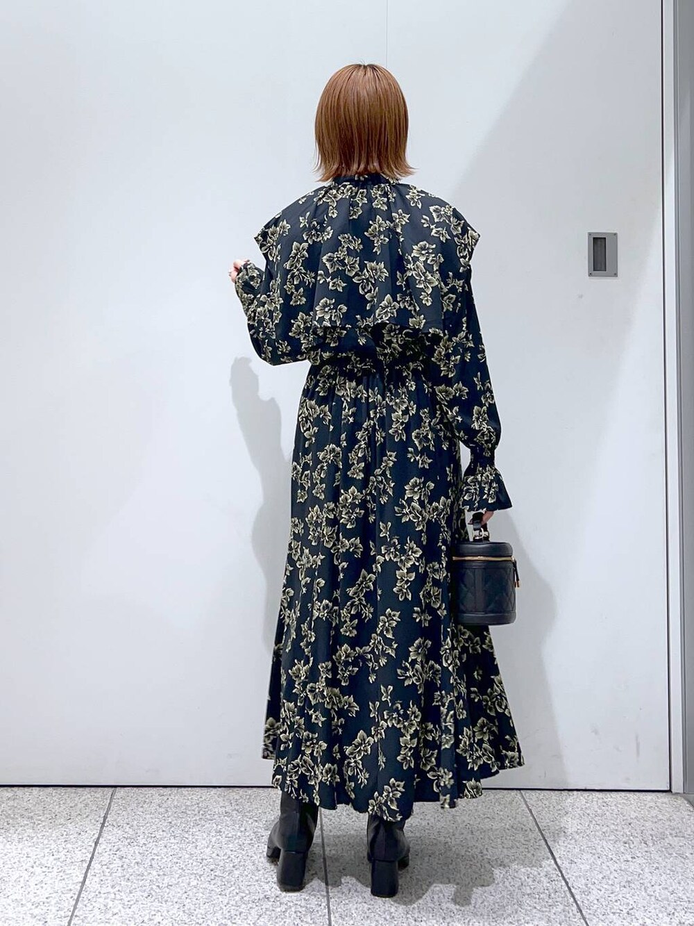 ブラック系のブーツ、ブラック系のスカート、ブラック系のシャツ/ブラウスを着用したレディースの秋コーディネートの6枚目の写真