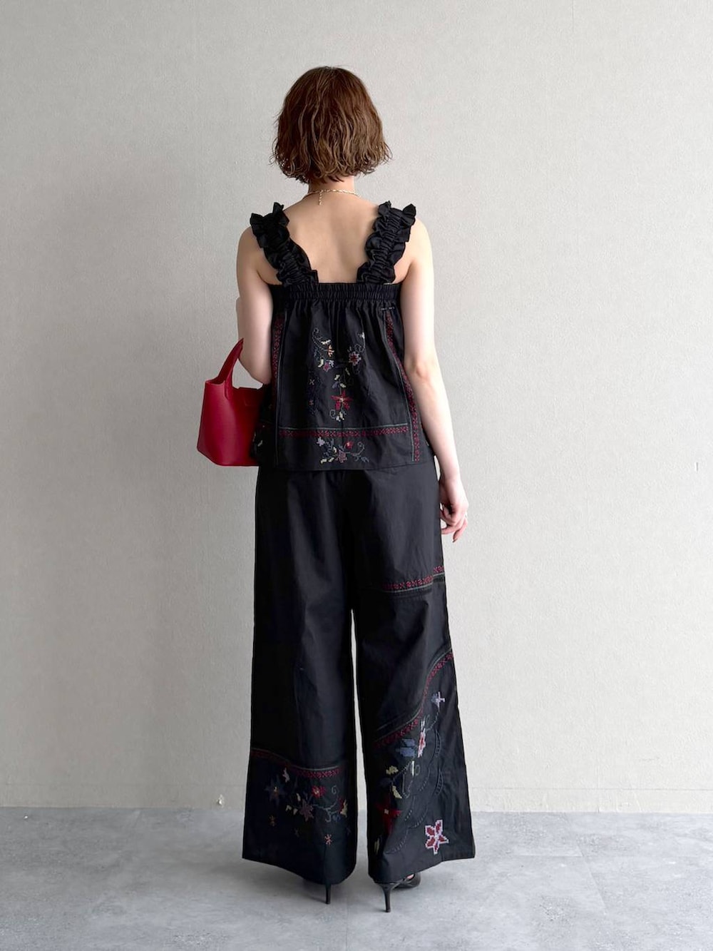 ブラック系のサンダル、ブラック系のその他パンツ、ブラック系のシャツ/ブラウスを着用したレディースの春コーディネートの3枚目の写真